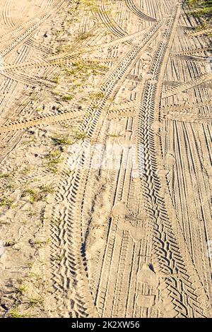 tracce e impronte su superfici di strade sporche Foto Stock
