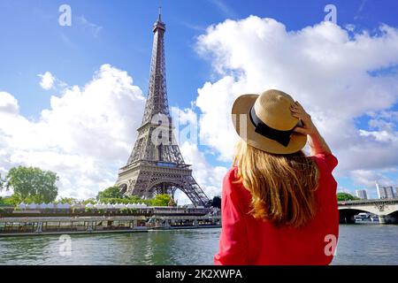 Vacanze a Parigi. Vista posteriore della bella ragazza di moda godendo la vista della Torre Eiffel a Parigi, Francia. Vacanze estive in Europa. Foto Stock