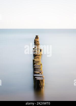 Germania, Meclemburgo-Pomerania occidentale, Mar Baltico, frangiflutti, spiaggia la sera Foto Stock