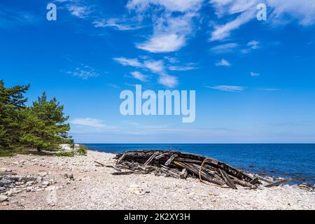 Naufragio storico sulla costa del Mar Baltico, sull'isola di Ã, in Svezia Foto Stock