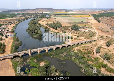 Veduta aerea del ponte romano sul fiume Guadiana a Medellin, comune spagnolo in provincia di Badajoz, Estremadura. Spagna Foto Stock