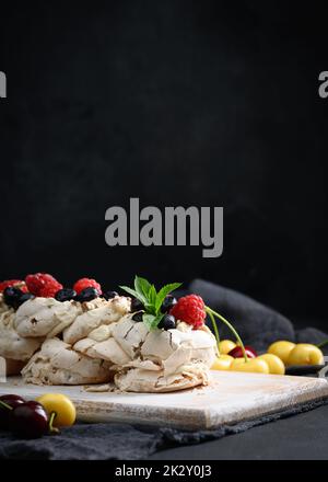 Torta al forno a base di proteine di pollo montate e panna, decorata con bacche fresche. Foto Stock