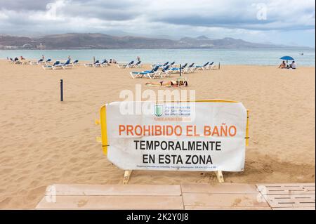 Las Palmas, Gran Canaria, Isole Canarie, Spagna. 23rd Settembre 2022. Cartello divieto di nuoto. Una sezione della spiaggia cittadina di Las Palmas è stata chiusa per diverse ore a bagnanti il venerdì a causa del rilevamento di batteri E.Coli in un campione prelevato dal mare il giovedì. Le Isole Canarie sono al massimo allarme, come un ciclone tropicale che passa vicino alle isole è previsto per portare pioggia torrenziale nel fine settimana. Credit: Alan Dawson/ Alamy Live News. Foto Stock