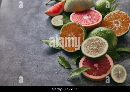 Agrumi assortiti sulla tavola Foto Stock