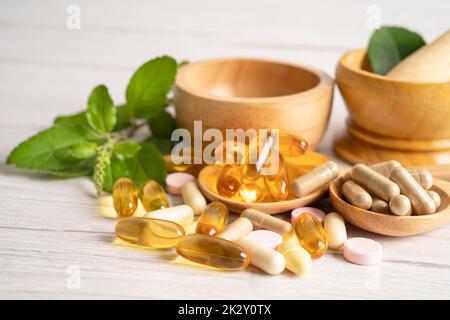 Medicina alternativa farmaci a base di erbe farmaci in capsule organiche con erbe foglie integratori naturali per una buona vita sana. Foto Stock