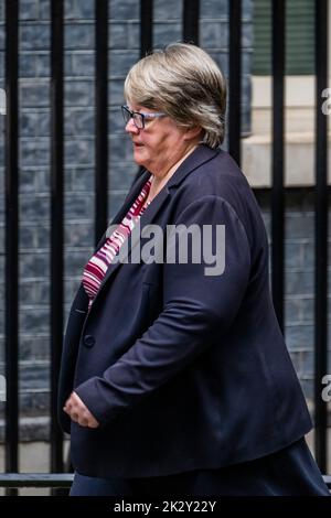 Londra, Regno Unito. 23rd Set, 2022. Dr. Thérèse Coffey, vice primo ministro e segretario di Stato per la salute e l'assistenza sociale - arrivo alla riunione del gabinetto prima che il Cancelliere lasci Downing Street per fare una dichiarazione sui piani di crescita del governo. Credit: Guy Bell/Alamy Live News Foto Stock