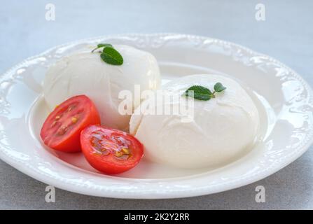 Mozzarella sul piatto Foto Stock