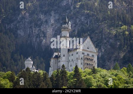 Il famoso castello di Neuschwanstein con le Alpi sullo sfondo Foto Stock