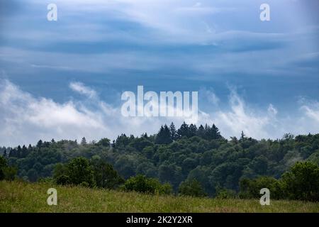 Paesaggio rurale di prima mattina con nebbia in montagna Foto Stock