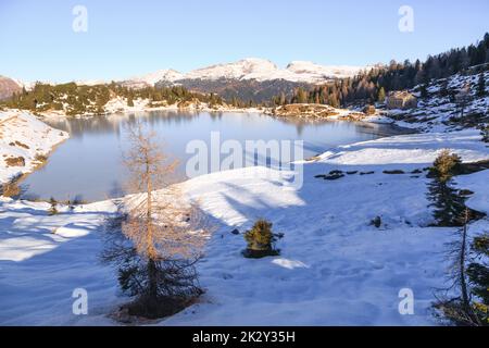 Lago Colbricon vista invernale, San martino di Castrozza, Italia Foto Stock