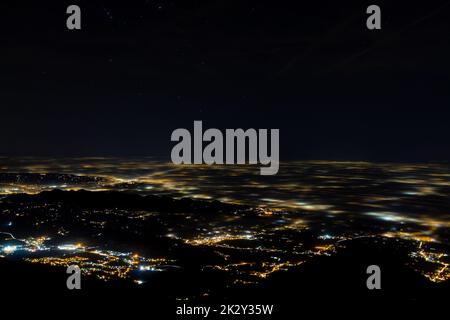 Illuminazione semplice parzialmente coperta da nebbia, luci soffuse Foto Stock