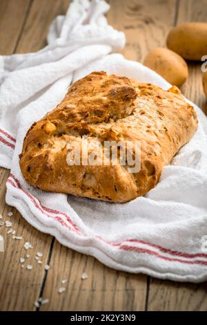 Pane di patate con farina di farro e cipolle tostate Foto Stock