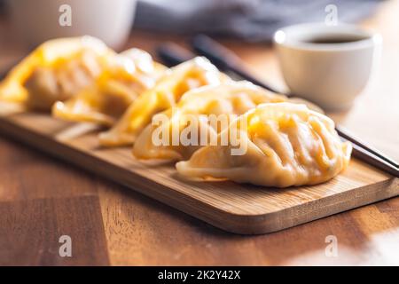 Gnocchi cinesi sul tagliere. Foto Stock