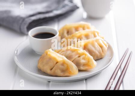 Gnocchi cinesi e salsa di soia sul piatto. Foto Stock