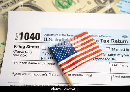 Modulo di dichiarazione fiscale 1040 con bandiera USA America e banconota da dollaro, reddito individuale USA. Foto Stock