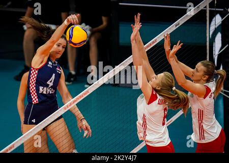 ARNHEM, PAESI BASSI - SETTEMBRE 23: Bozana Butigan di Croazia punta la palla durante la partita di fase 1 della piscina B tra Polonia e Croazia il giorno 1 del Campionato Mondiale di Volley FIVB 2022 al Gelredome il 23 settembre 2022 ad Arnhem, Paesi Bassi (Foto di Rene Nijhuis/Orange Pictures) Credit: Orange Pics BV/Alamy Live News Foto Stock