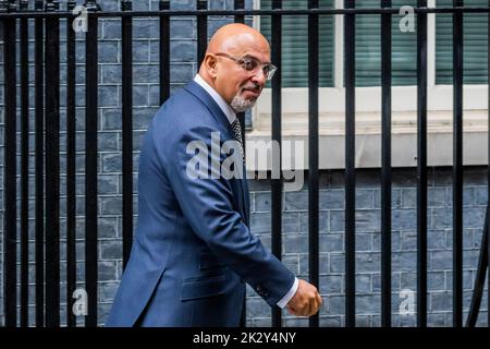 Londra, Regno Unito. 23rd Set, 2022. Nadhim Zahawi, ministro delle pari opportunità, ministro delle relazioni intergovernative e cancelliere del Ducato di Lancaster - dopo la riunione del gabinetto prima che il cancelliere lasci Downing Street per fare una dichiarazione sui piani di crescita del governo. Credit: Guy Bell/Alamy Live News Foto Stock