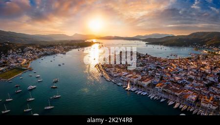 Panorama aereo della città e del porto dell'isola di Poros, Grecia Foto Stock