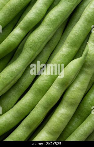 primo piano di fagiolini, sfondo astratto, noto anche come fagiolini, fagiolini o fiocchi, mazzo di verdure appena raccolte a cornice intera Foto Stock