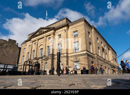 Vista della High Court of Justiciary su High Street a Edimburgo, Scozia, Regno Unito Foto Stock