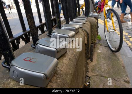 Molte cassette di sicurezza per Airbnb brevi periodi lascia fuori casa di appartamenti a Edimburgo Old Town, Scozia UK Foto Stock