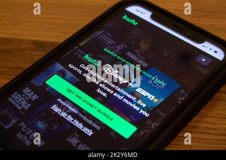 Sito web di Hulu su un iPhone. Ci sono i loghi Hulu, Disney Plus (Disney+) ed ESPN Plus (ESPN+). Concetto di fusione dei servizi di streaming a sottoscrizione elevata Foto Stock