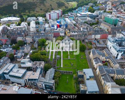 Veduta aerea della Chiesa di Canongate e del cimitero di Edimburgo, Scozia, Regno Unito Foto Stock