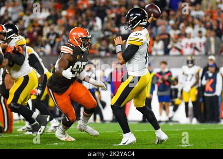 Cleveland, Ohio, Stati Uniti. 22nd Set, 2022. 22nd settembre 2022 Pittsburgh Steelers Quarterback Mitch Trebisky (10) e Cleveland Browns Defensive End Myles Garrett (95) durante Pittsburgh Steelers vs Cleveland Browns a Cleveland, Ohio, al FirstEnergy Stadium. Jake Mysliwczyk/BMR (Credit Image: © Jake Mysliwczyk/BMR via ZUMA Press Wire) Foto Stock