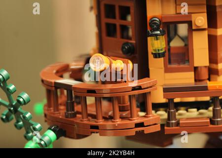 Un primo piano di una sala da alberi Lego con un telescopio Foto Stock