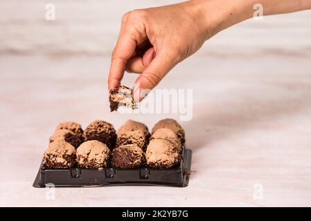 Il tartufo di cioccolato è un dolce con un aspetto e. gusto simile al bonbon Foto Stock