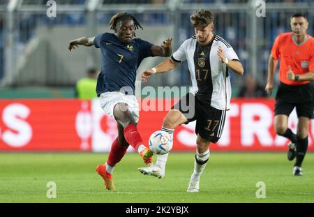 Magdeburgo, Germania. 23rd Set, 2022. Calcio, U21 uomini: Internazionali, Germania - Francia, MDCC-Arena. La tedesca Jan Thielmann (r) e la francese Kouadio Manu Kone combattono per la palla. Credit: Hendrik Schmidt/dpa/Alamy Live News Foto Stock