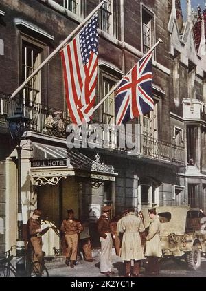 Una foto a 1940s colori di militari americani al Bull Hotel di grado II, Cambridge, Regno Unito. L'hotel a quattro piani e' stato costruito nel 1828 e occupa il sito di una locanda del 1th secolo conosciuta come la Bull Nera. Nel 1941 l'hotel divenne un centro per il serviceman americano che istituì il Bull College , una filiale del programma Training Within Civilian Agencies dell'Esercito degli Stati Uniti Foto Stock
