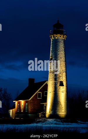 Uno scatto verticale di un bellissimo faro nel Tawas Point state Park, USA Foto Stock