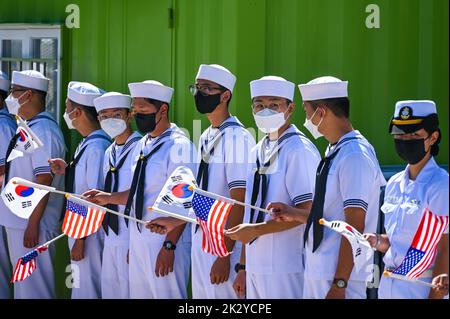 Busan, Corea del Sud. 23rd Set, 2022. I marinai sudcoreani accolgono l'arrivo della portaerei USS Ronald Reagan a Busan, Corea del Sud, venerdì 23 settembre 2022. Foto di Thomas Maresca/UPI Credit: UPI/Alamy Live News Foto Stock