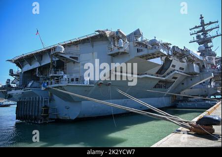 Busan, Corea del Sud. 23rd Set, 2022. La portaerei USS Ronald Reagan è ormeggiata a Busan, Corea del Sud, venerdì 23 settembre 2022. Foto di Thomas Maresca/UPI Credit: UPI/Alamy Live News Foto Stock