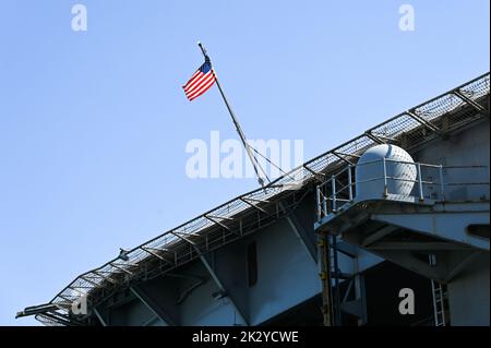 Busan, Corea del Sud. 23rd Set, 2022. Una bandiera americana vola sulla portaerei USS Ronald Reagan, che arrivò a Busan, Corea del Sud venerdì 23 settembre 2022. Foto di Thomas Maresca/UPI Credit: UPI/Alamy Live News Foto Stock