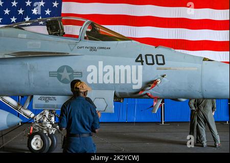 Busan, Corea del Sud. 23rd Set, 2022. Venerdì 23 settembre 2022, i marinai della Marina statunitense si trovano vicino a un jet da caccia e a una bandiera americana all'interno della portaerei USS Ronald Reagan di Busan, Corea del Sud. Foto di Thomas Maresca/UPI Credit: UPI/Alamy Live News Foto Stock