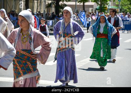 Una veduta delle donne alla parata annuale del giorno dell'Indipendenza greca a New York Foto Stock