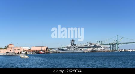 SAN PEDRO, CALIFORNIA - 21 SETTEMBRE 2022: La corazzata Iowa, e il Museo Marittimo con il Ponte Vincent Thomas nel canale principale del Porto di lo Foto Stock