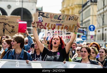 Monaco, Baviera, Germania. 23rd Set, 2022. Insieme ad altre città in tutto il mondo, oltre 6.000 si sono riuniti a Koenigsplatz a Monaco, in Germania, per chiedere giustizia climatica prima che sia troppo tardi. Avviato da Greta Thunberg, il movimento dei venerdì per il futuro è diventato un fenomeno globale, con giovani e giovani adulti che si dimostrano settimanalmente per esercitare pressioni sui politici affinché istituiscono misure per salvare il pianeta prima che i danni siano irreversibili. Gli scienziati ritengono che undici anni siano il numero prima che non ci sia ritorno. Credit: ZUMA Press, Inc./Alamy Live News Foto Stock