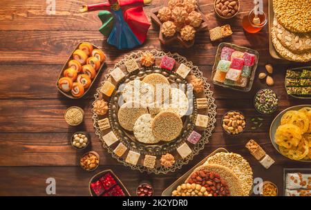 Collezione di dolci e caramelle tradizionali arabe per celebrare il 'compleanno del Profeta Muhammad'. Varietà di dolci egiziani Mawlid. Foto Stock