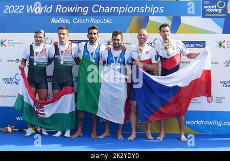 Racice, Repubblica Ceca. 23rd Set, 2022. L-R il secondo posto della scuderia ungherese Bence Szabo, Kalman Furko, vincitrice della scuderia italiana Alessandro durante, Giovanni Ficarra, il terzo posto della scuderia ceca Jiri Kopac, Milano Viktora posa con medaglie dopo la finale A di coppia uomo leggero durante il giorno 6 dei Campionati mondiali di Rowing 2022 al Labe Arena Racice il 23 settembre 2022 a Racice, Repubblica Ceca. Credit: Jan Stastny/CTK Photo/Alamy Live News Foto Stock