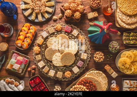 Collezione di dolci e caramelle tradizionali arabe per celebrare il 'compleanno del Profeta Muhammad'. Varietà di dolci egiziani Mawlid. Foto Stock