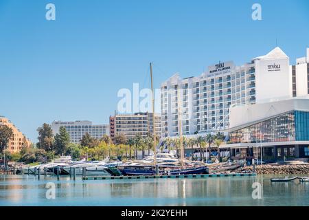 Vilamoura, PORTOGALLO: 18 2022 settembre: Vista del porto di lusso di Vilamoura. Regione dell'Algarve. Destinazione di viaggio di lusso nel sud del Portogallo. Yacht attraccato Foto Stock