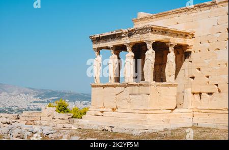 Una vista del famoso portico delle Maidens, nel Tempio di Atena Polias o Erechtheion, nell'Acropoli di Atene, Grecia Foto Stock