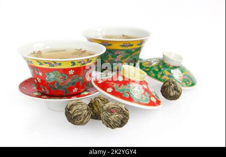 Set di tazze da tè cinesi con palle di tè floreali Foto Stock