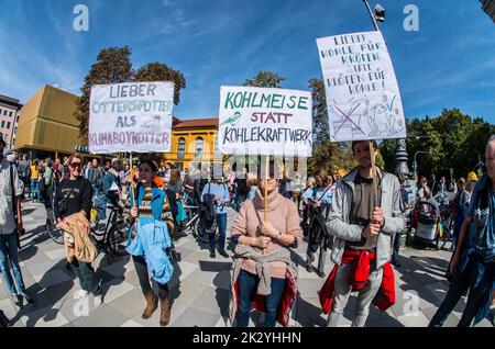 Monaco, Baviera, Germania. 23rd Set, 2022. Insieme ad altre città in tutto il mondo, oltre 6.000 si sono riuniti a Koenigsplatz a Monaco, in Germania, per chiedere giustizia climatica prima che sia troppo tardi. Avviato da Greta Thunberg, il movimento dei venerdì per il futuro è diventato un fenomeno globale, con giovani e giovani adulti che si dimostrano settimanalmente per esercitare pressioni sui politici affinché istituiscono misure per salvare il pianeta prima che i danni siano irreversibili. Gli scienziati ritengono che undici anni siano il numero prima che non ci sia ritorno. Credit: ZUMA Press, Inc./Alamy Live News Foto Stock