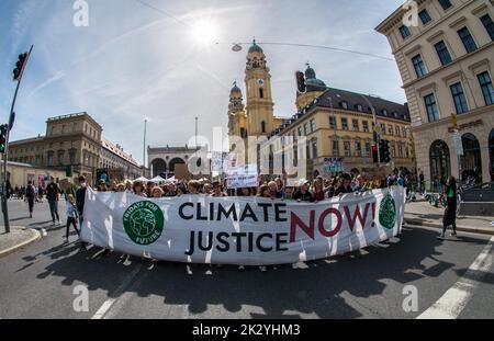 Monaco, Baviera, Germania. 23rd Set, 2022. Insieme ad altre città in tutto il mondo, oltre 6.000 si sono riuniti a Koenigsplatz a Monaco, in Germania, per chiedere giustizia climatica prima che sia troppo tardi. Avviato da Greta Thunberg, il movimento dei venerdì per il futuro è diventato un fenomeno globale, con giovani e giovani adulti che si dimostrano settimanalmente per esercitare pressioni sui politici affinché istituiscono misure per salvare il pianeta prima che i danni siano irreversibili. Gli scienziati ritengono che undici anni siano il numero prima che non ci sia ritorno. Credit: ZUMA Press, Inc./Alamy Live News Foto Stock