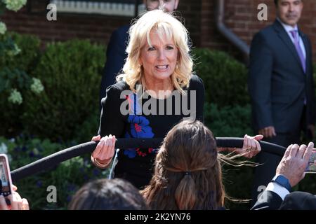 Washington, Stati Uniti. 23rd Set, 2022. La First Lady Jill Biden parla agli ospiti dopo aver parlato durante una cerimonia di premiazione in onore della ex First Lady Jacqueline Kennedy alla White House Historical Association il 23 settembre 2022 a Washington, DC. (Foto di Oliver Contreras/SIPA USA) Credit: Sipa USA/Alamy Live News Foto Stock