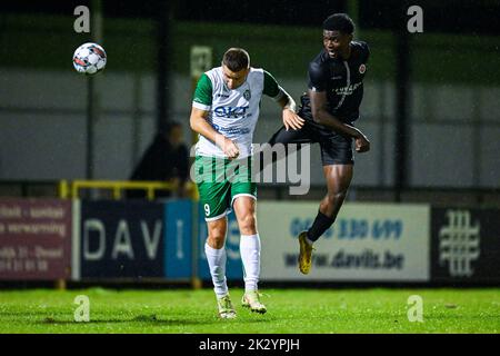 Dessel, Belgio. 23rd Set, 2022. Oleg Cheprassov di Dessel e Keres Masangu di Virton hanno mostrato in azione durante una partita di calcio tra Dessel Sport (prima divisione dilettante) e Royal Excelsior Virton (1b 2nd° divisione), venerdì 23 settembre 2022 a Dessel, nel quinto round della coppa belga 'Croky Cup'. BELGA PHOTO TOM GOYVAERTS Credit: Agenzia Notizie Belga/Alamy Live News Foto Stock